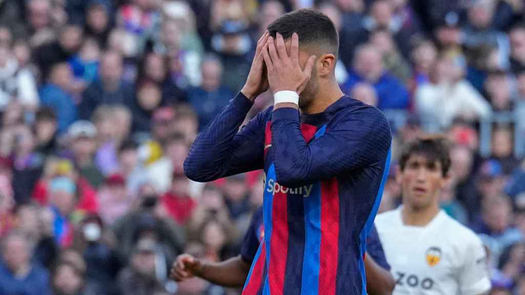 Ferran Torres se tapa la cara con las manos tras fallar un penalti con el Barça / EFE