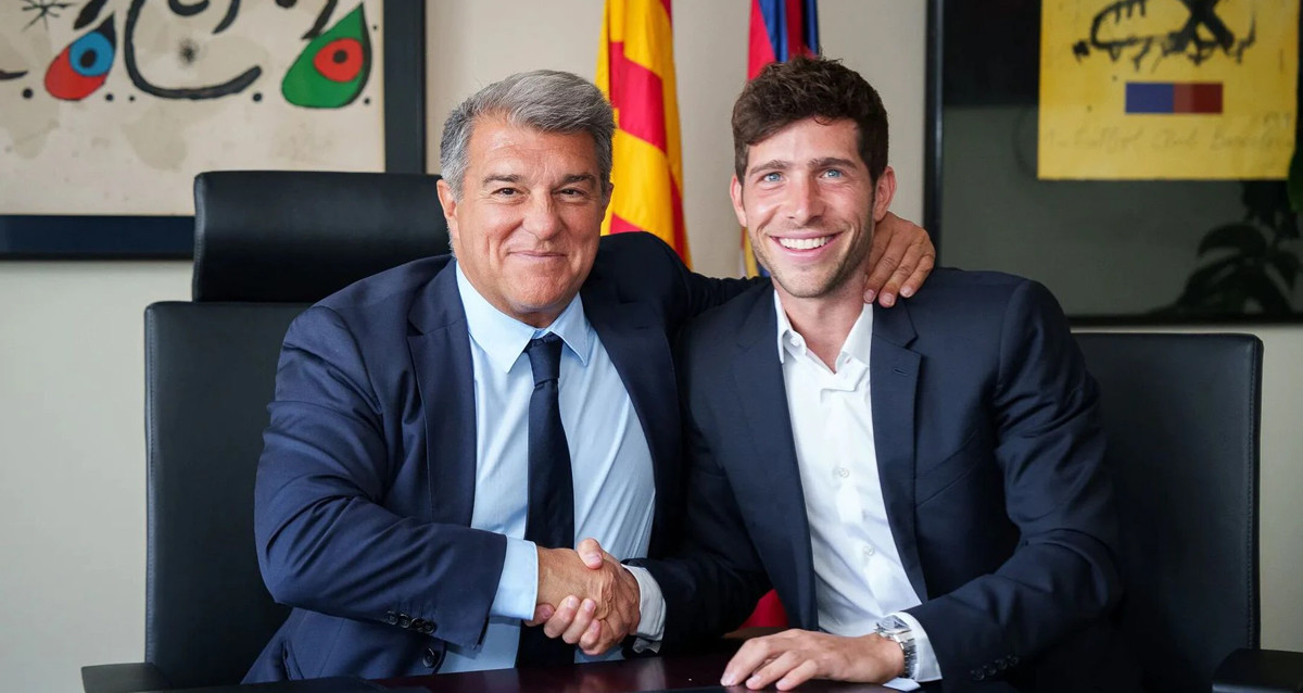 Joan Laporta y Sergi Roberto se dan la mano, tras acordar un año de contrato / FCB