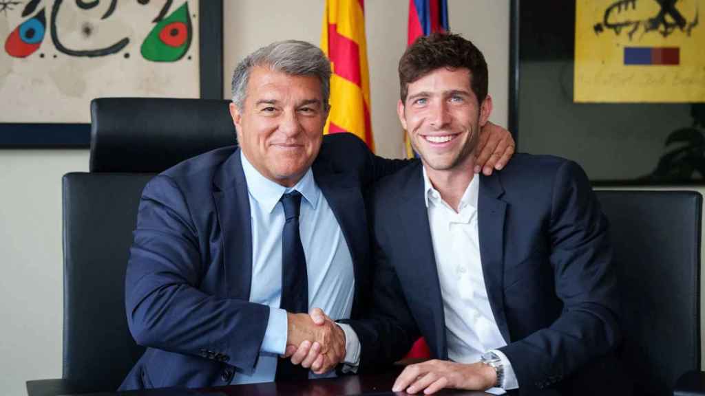 Joan Laporta y Sergi Roberto se dan la mano, tras acordar un año de contrato / FCB