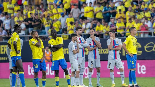 Jugadores del Cádiz y del Barça, parados tras el infarto de un aficionado / EFE