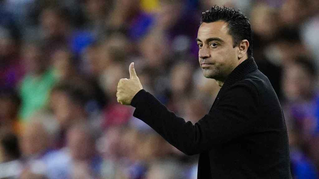 Xavi Hernández, dando indicaciones, en el partido del Barça contra el Celta / EFE