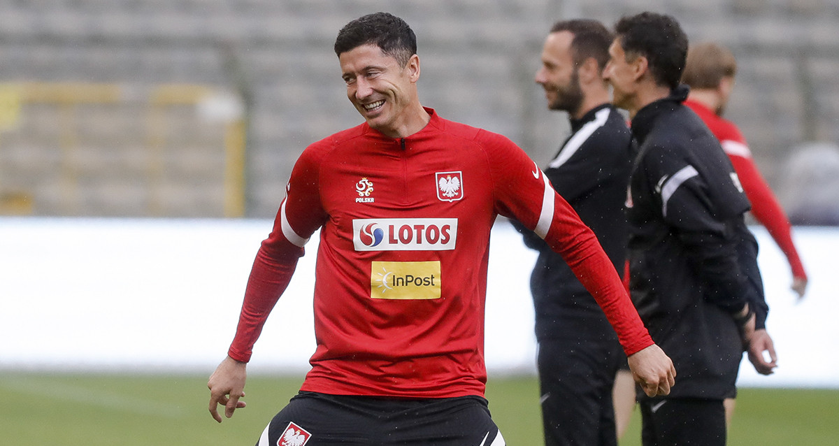 Lewandowski, el gran objetivo del Barça, en un entrenamiento con Polonia / EFE