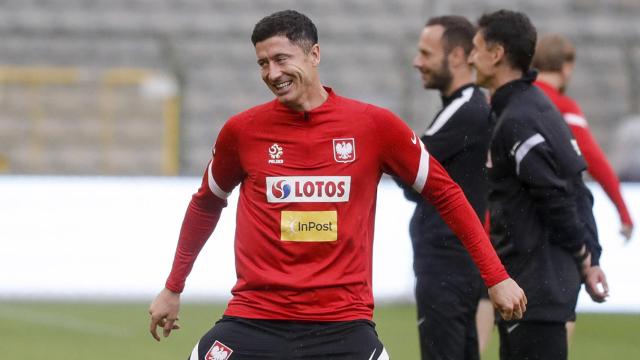 Lewandowski, el gran objetivo del Barça, en un entrenamiento con Polonia / EFE