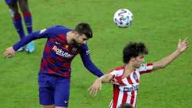 Piqué y Joao Félix en un Atlético-Barça de la pasada temporada / EFE