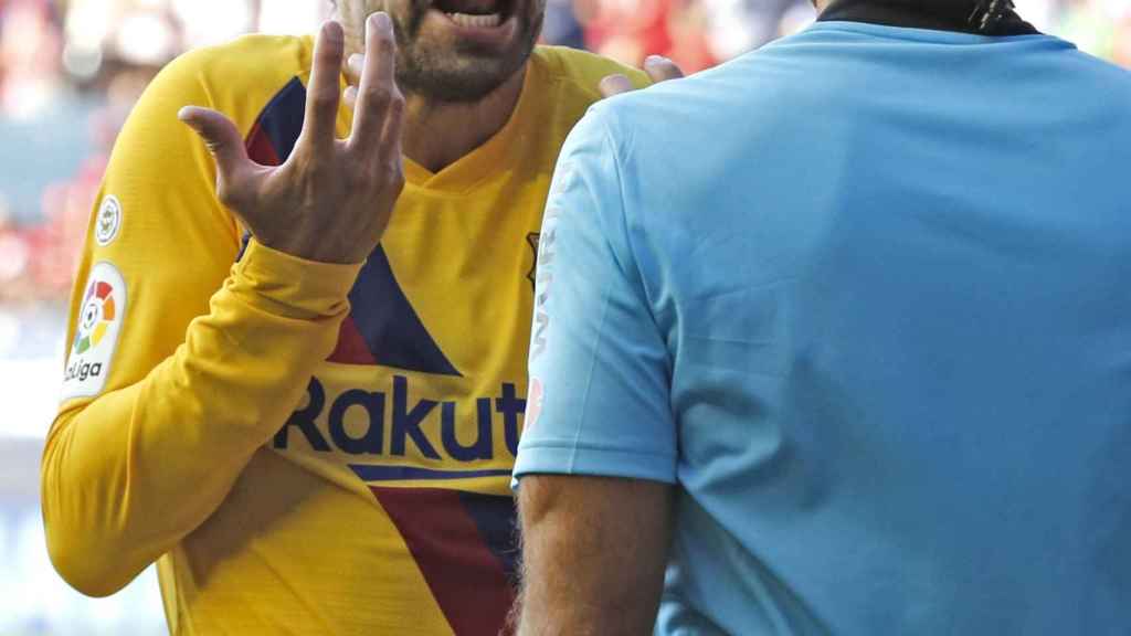 Una foto de Gerard Piqué protestando el penalti cometido ante el Osasuna / EFE