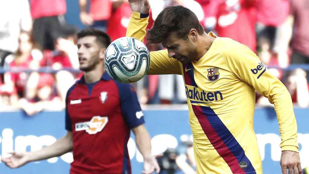 Una foto de Gerard Piqué lamentando un gol del Osasuna / EFE