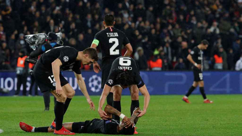 Los jugadores del PSG lamentando la derrota contra el Manchester United / EFE