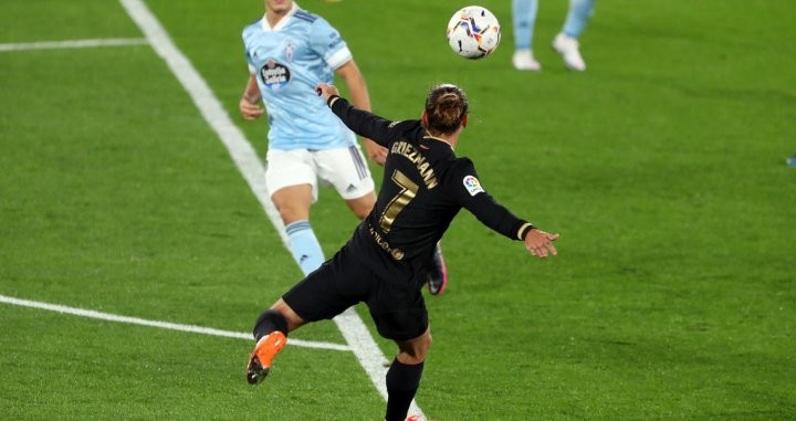 Griezmann rematando un balón contra el Celta de Vigo / FC Barcelona