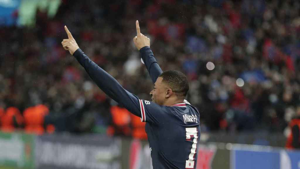 Mbappé, eufórico, celebra su gol al Real Madrid y su futuro puede dar un giro radical en los próximos días / EFE