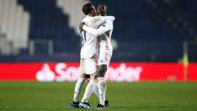 Mendy celebra con Lucas Vázquez su gol contra el Atalanta / RM