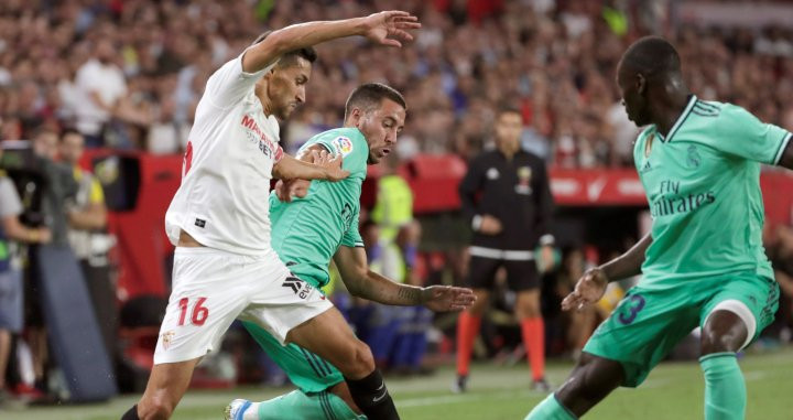 Jesús Navas pelea por un balón con Ferland Mendy y Eden Hazard / EFE