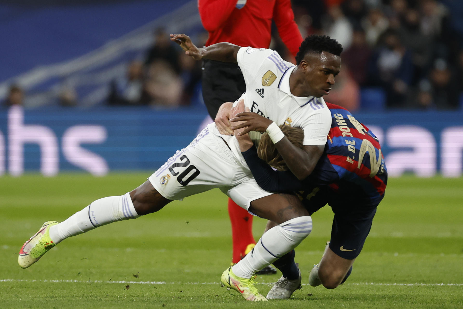 Vinicius tumba a De Jong con una llave de judo en el clásico de Copa en el Bernabéu / EFE