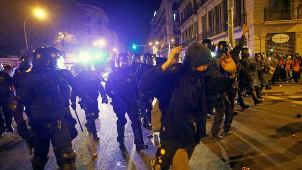 Intervención de los Mossos d'Esquadra en Via Laietana el sábado por la noche / EFE