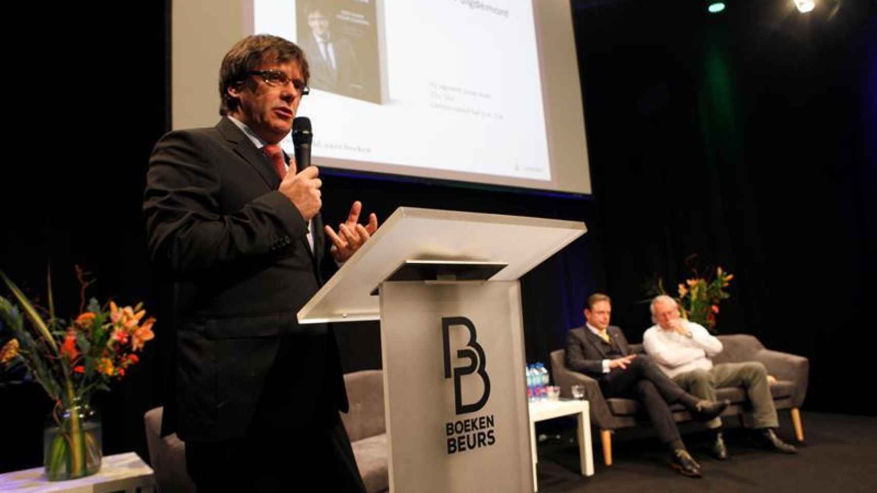 Carles Puigdemont durante la presentación de su libro en la Feria de Amberes / EFE