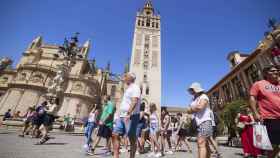 Un grupo de turistas pasea junto a la Giralda / EUROPA PRESS