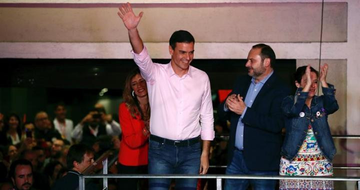 El candidato a la presidencia del Gobierno, Pedro Sánchez, acompañado por su mujer, María Begoña Gómez, José Abalos (2d) y Adriana Lastra (d), durante la celebración de los resultados electorales en la sede del PSOE en la Calle Ferraz de Madrid