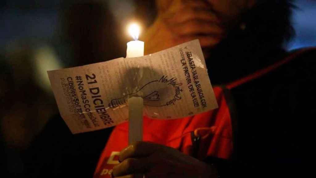 Una persona protesta contra la pobreza energética y los cortes de suministros / EFE