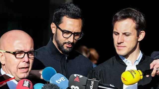 Josep Miquel Arenas, conocido como Valtònyc, en el centro de la imagen junto a su abogado Gonzalo Boye (i) en los juzgados de Gante (Bélgica) / EFE