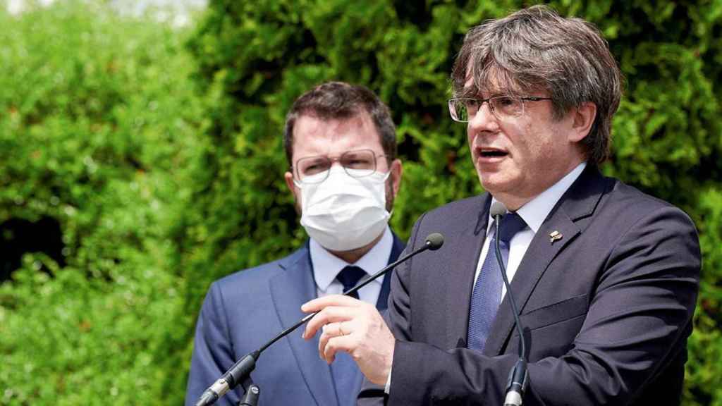 El presidente de la Generalitat, Pere Aragonès (i), y el expresidente Carles Puigdemont (d), ofrecen una rueda de prensa tras su primer encuentro presencial desde la toma de posesión del nuevo Govern, en Waterloo / EFE