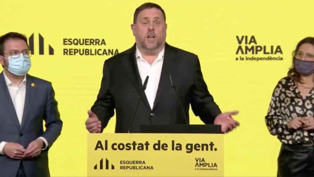 Oriol Junqueras (c) y Pere Aragonès (i) valoran los resultados de ERC en las elecciones del 14F