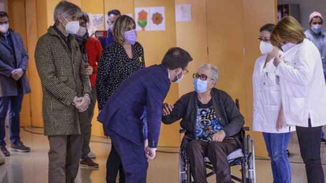 El vicepresidente del Govern, Pere Aragonès, saluda a la primera persona en recibir la vacuna contra el Covid-19 en Cataluña / TWITTER