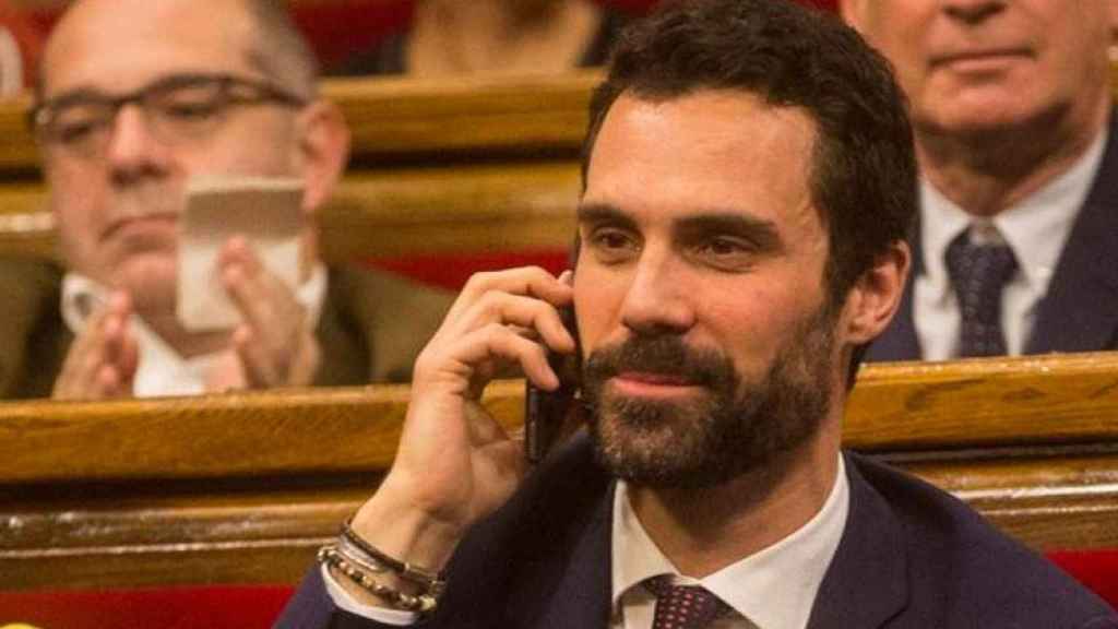 Roger Torrent con su móvil / EFE