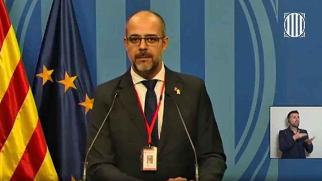 Miquel Buch, consejero de Interior, muy 'presidencial', junto a las banderas catalana y europea / EUROPA PRESS