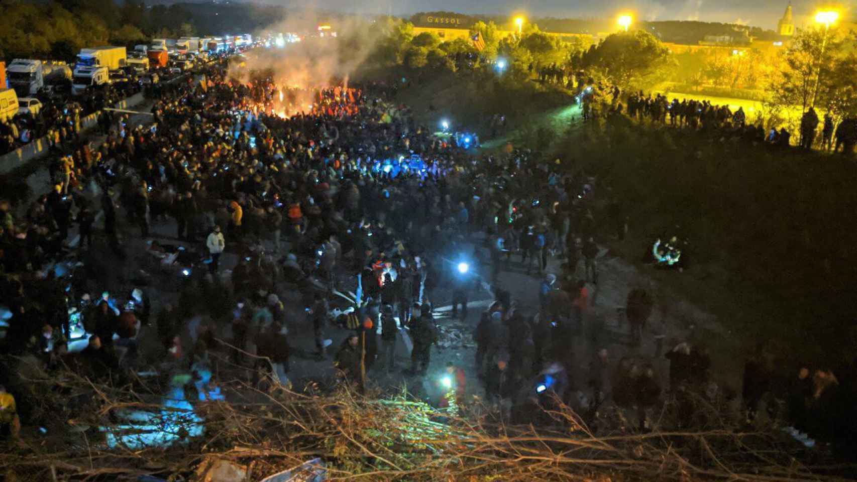 Manifestantes independentistas cortan la autopista AP7 en Girona