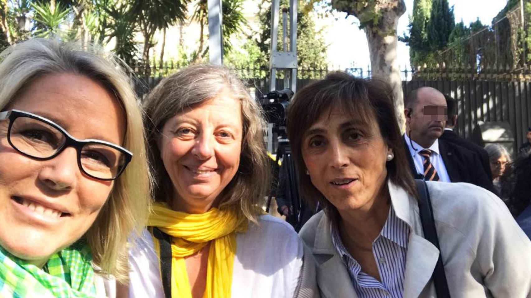 Carola Miró (d), esposa de Quim Torra, con su escolta en la protesta en Barcelona por Hong Kong / CG