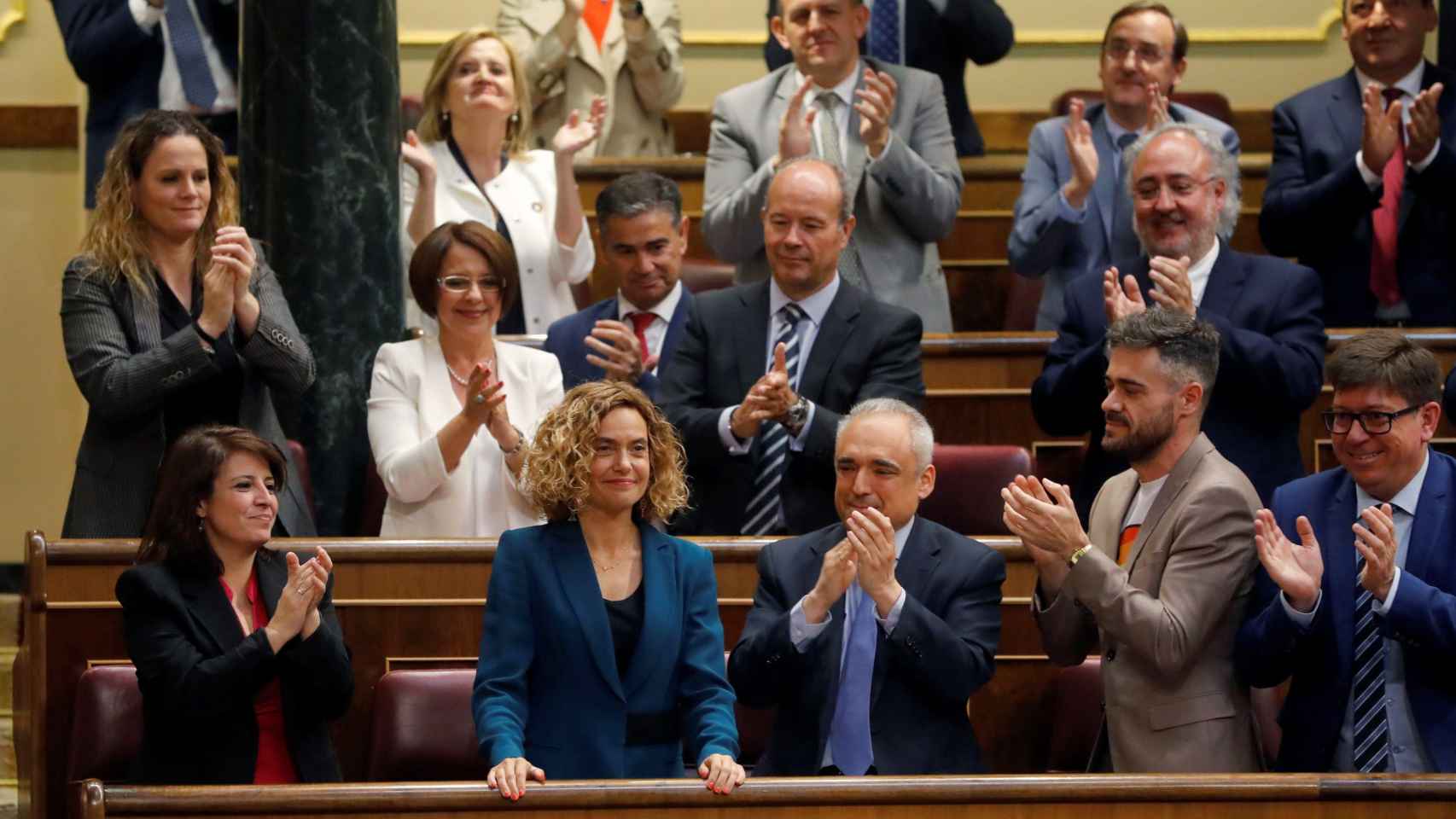 Aplausos de los diputados socialistas a Meritxell Batet tras ser elegida presidenta del Congreso / EFE