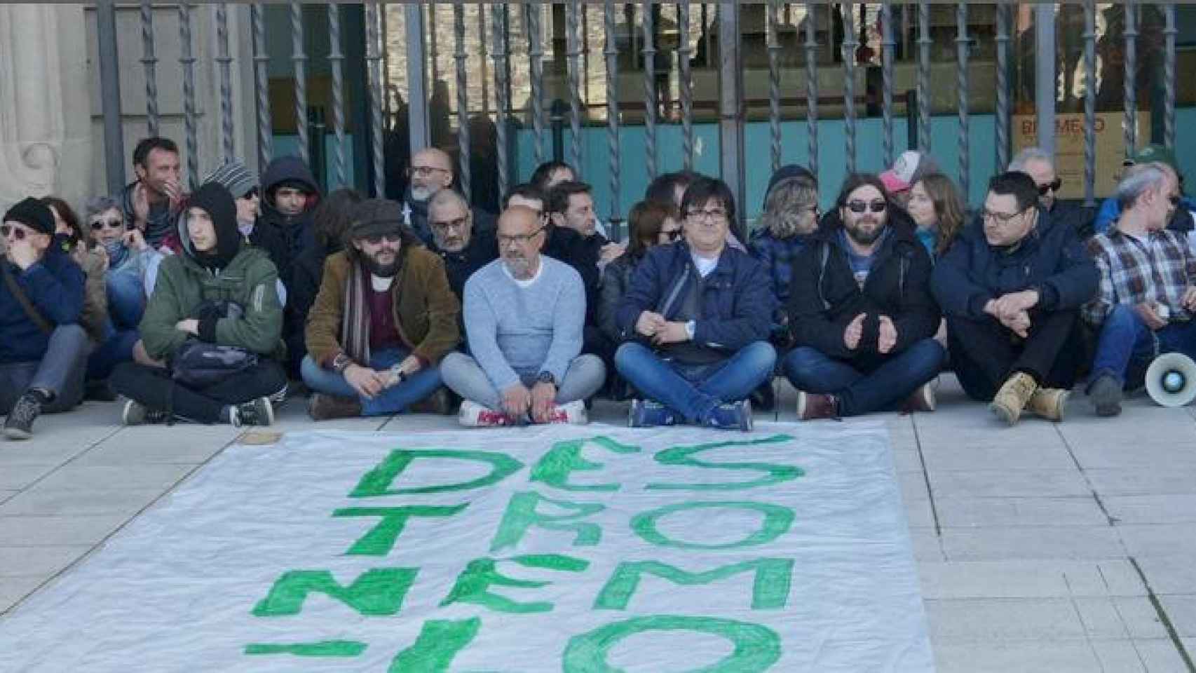 Los CDR, ocupando la puerta del MNAC de Barcelona, donde cenará el rey Felipe VI / CG