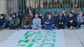 Los CDR, ocupando la puerta del MNAC de Barcelona, donde cenará el rey Felipe VI / CG