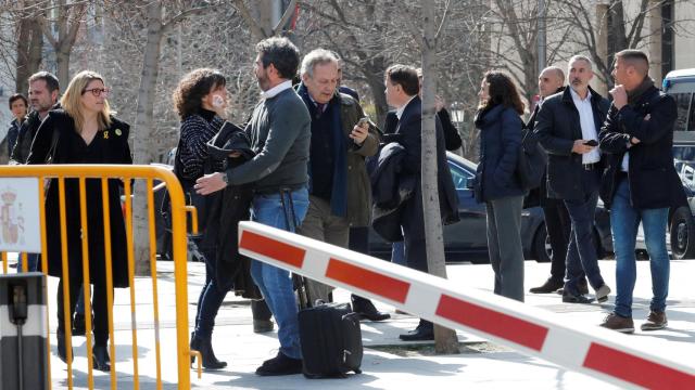 Elsa Artadi (i), consejera de Presidencia, a su salida hoy del Tribunal Supremo / EFE