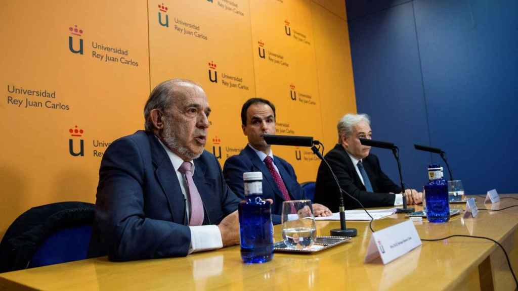 El director del máster de Cifuentes en rueda de prensa junto al rector de la Rey Juan Carlos