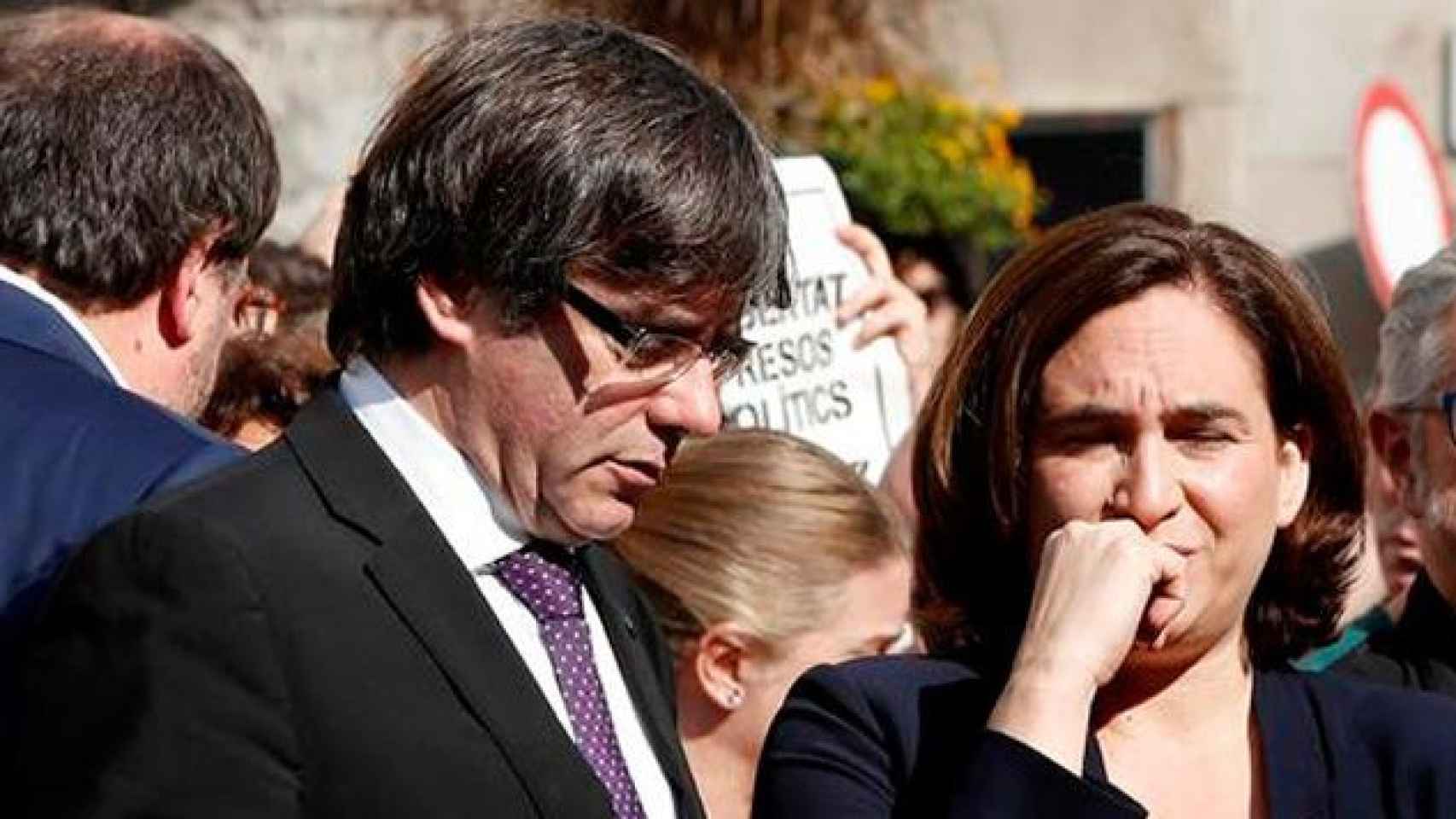 El presidente de la Generalitat, Carles Puigdemont, y la alcaldesa de Barcelona, Ada Colau, durante la concentración que se ha celebrado este mediodia en la plaza de Sant Jaume de Barcelona  / EFE