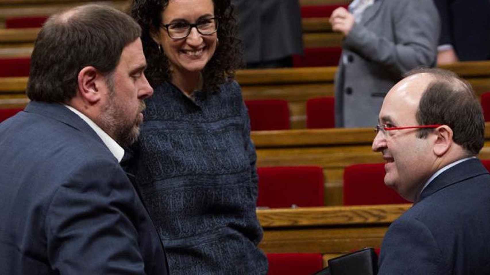 Miquel Iceta (derecha), líder de los socialistas catalanes, habla con Oriol Junqueras (izquierda) y Marta Rovira (centro) de ERC en el Parlament.