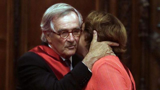 La alcaldesa de Barcelona, Ada Colau, y su predecesor en el cargo, Xavier Trias, en el acto de toma de posesión de la primera.