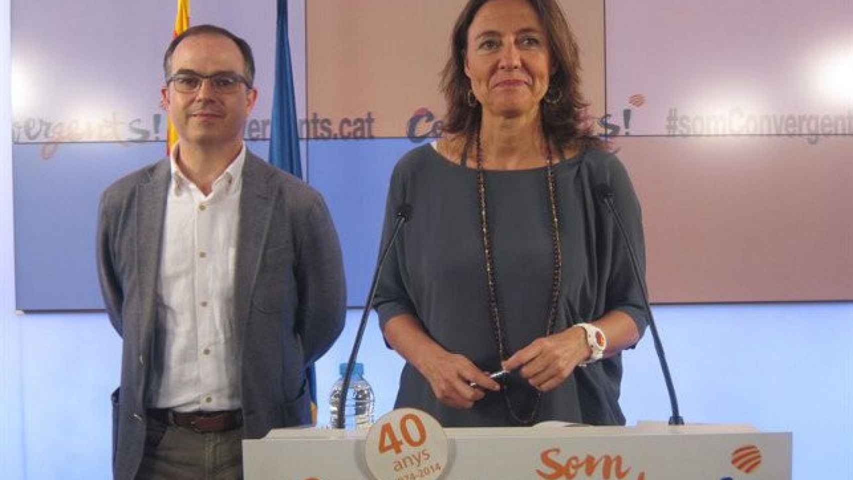 La portavoz de CDC, Carme Conesa, junto al presidente del grupo de CiU en el Parlamento autonómico, Jordi Turull