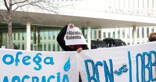 Una de las personas que ha participado en la manifestación de apoyo a la alcaldesa, Ada Colau, convocada por los comunes en las puertas de la Ciutat de la Justícia / LUIS MIGUEL AÑÓN - CG