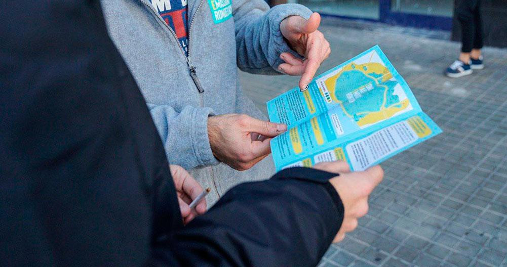 Un voluntario explica la Zona de Bajas Emisiones (ZBE) a un usuario en Barcelona / AJ.BCN