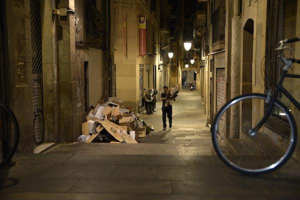 Una imagen de la acumulación de basura en el centro de Barcelona