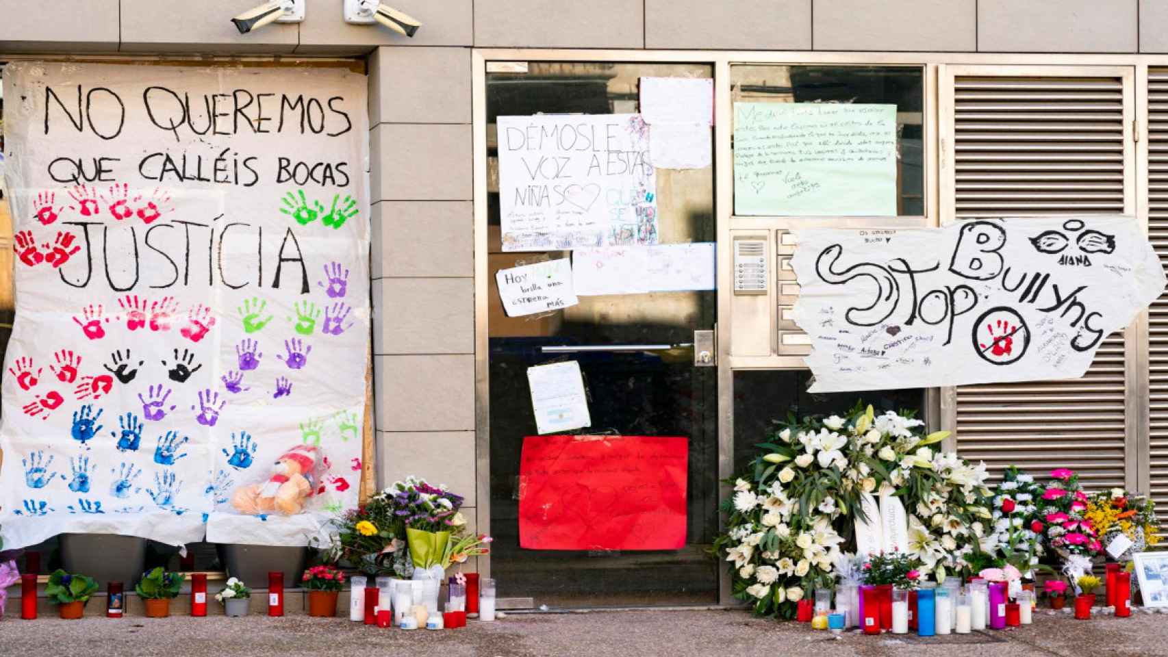 Velas, flores y pancartas en el domicilio de la menor de 12 años que el pasado martes se suicidó saltando por el balcón de su casa en Sallent / EFE