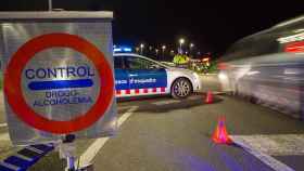 Agentes de los Mossos d'Esquadra durante un control de alcoholemia / MOSSOS