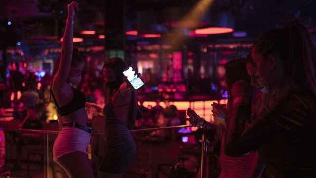 Un grupo baila en una discoteca, espacio donde crecen los pinchazos como el producido a una joven de 14 años en Castelló d'Empúries / EUROPA PRESS