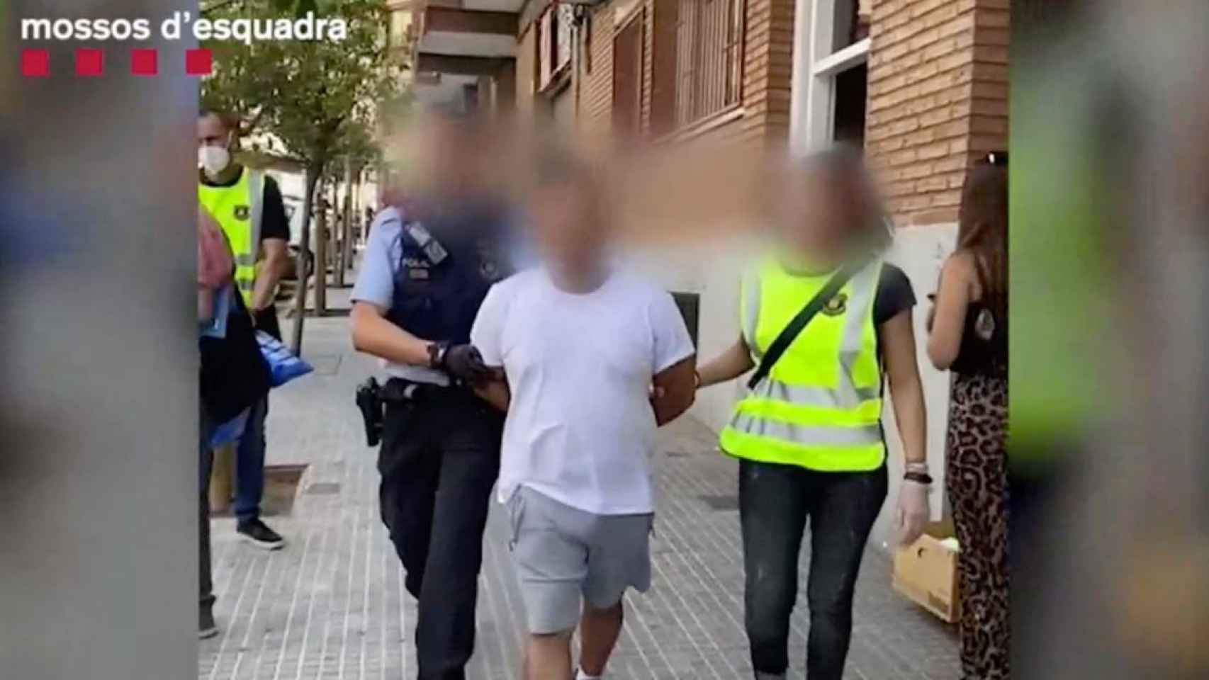 Los Mossos detienen a uno de los falsos operarios de gas / MOSSOS