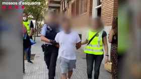 Los Mossos detienen a uno de los falsos operarios de gas / MOSSOS