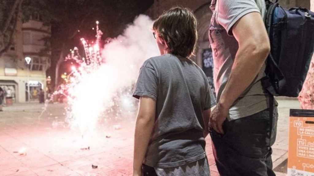 Un niño disfruta de la verbena de San Juan en Barcelona / EUROPA PRESS