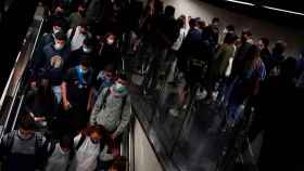 Personas accediendo a la estación de Arc de Triomf de Rodalies después de que Batec forzara las puertas de los accesos / BATEC