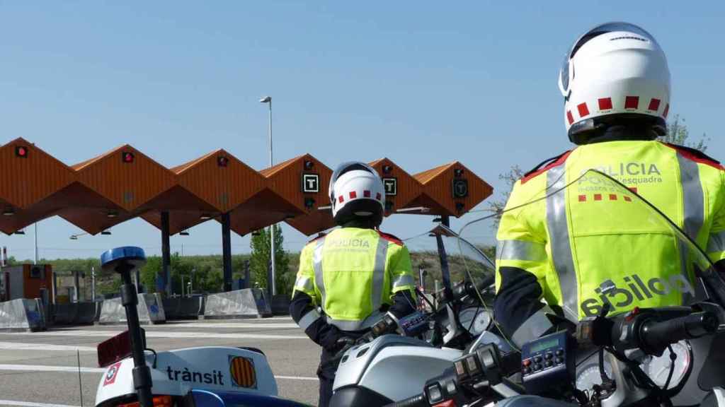 Los Mossos d'Esquadra en la AP-7, donde detuvieron a dos personas por transportar grandes cantidades de droga / MOSSOS