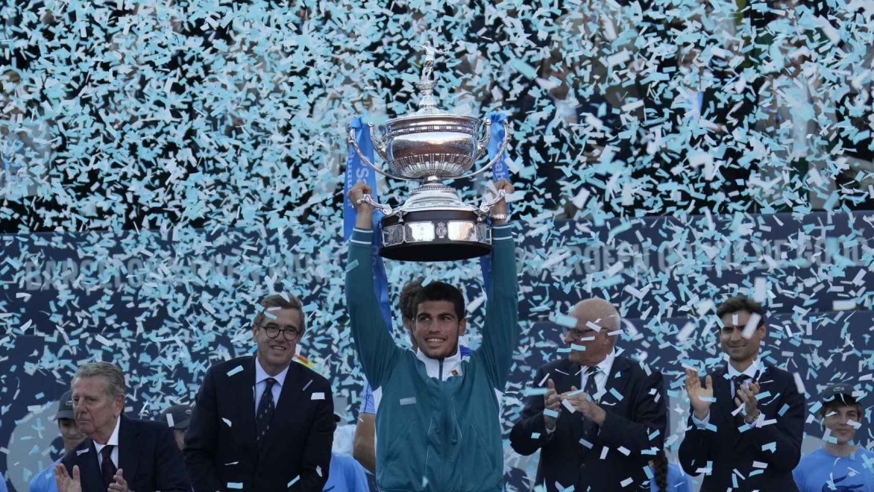 Carlos Alcaraz levanta la copa del Conde Godó / EFE